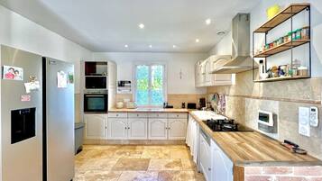 KĂŒhlschrank, Mikrowelle, Ofen, GeschirrspĂŒler