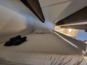 2 bedrooms, internet, bed sheets