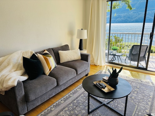 Cozy 2 bedroom suite, including a stunning view, on Vancouver Island