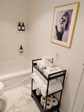 Secador de cabelo, toalhas de banho, sabonete, shampoo