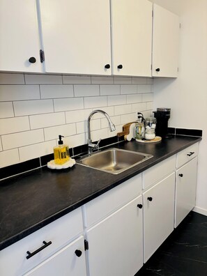 Geladeira, micro-ondas, fogão, cafeteira/chaleira