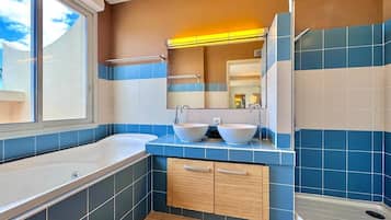 Shower, hair dryer, towels