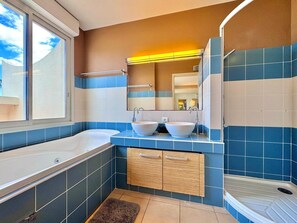Shower, hair dryer, towels
