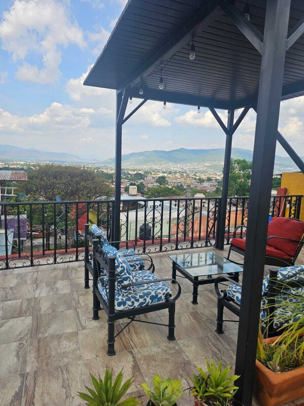 Property grounds - Spacious 4-bedroom house in welcoming Oaxaca with beautiful terrace (Oaxaca de Juárez)