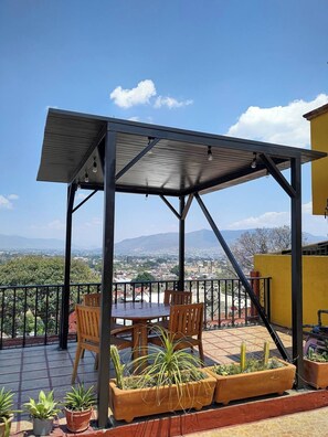 Outdoor dining - Spacious 4-bedroom house in welcoming Oaxaca with beautiful terrace (Oaxaca de Juárez)