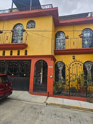 Exterior - Spacious 4-bedroom house in welcoming Oaxaca with beautiful terrace (Oaxaca de Juárez)