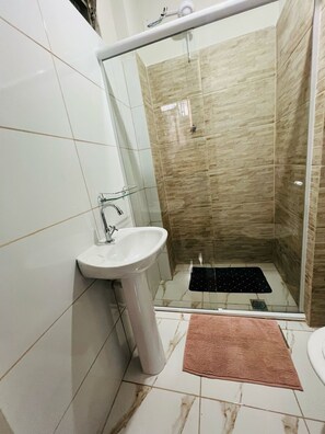 Serviettes fournies, papier toilette