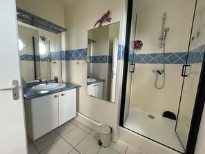 Haartrockner, Handtücher, Toilettenpapier