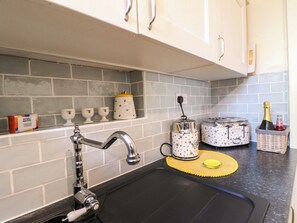 Cottage | Private kitchen | Cookware/dishes/utensils - The Beehive (Matlock)