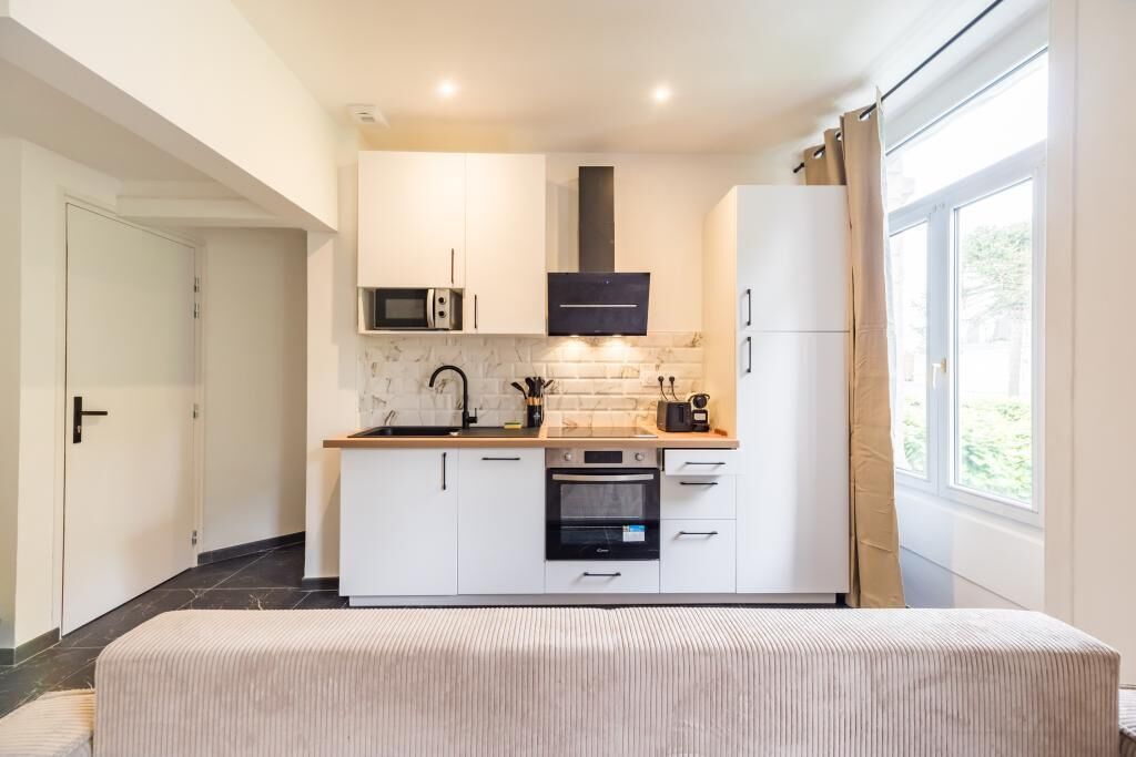 食器洗い機、コーヒー / ティーメーカー、調理器具と食器、ダイニングテーブル