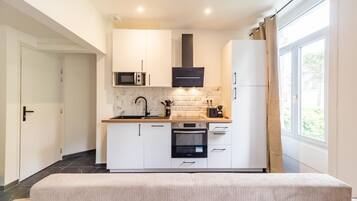 Dishwasher, coffee/tea maker, cookware/dishes/utensils, dining tables