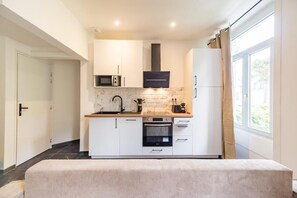 Lavavajillas, cafetera y tetera, utensilios de cocina y comedor 