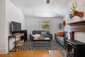 スマートテレビ、書庫、PC モニター