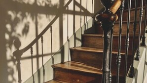 A wooden staircase with a handrail and balusters, leading to an upper floor. - Former French railway station with private swimming pool and WIFI (Blond)