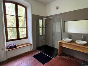 淋浴设施、吹风机、毛巾、肥皂