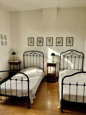 4 bedrooms, iron/ironing board, WiFi, bed sheets