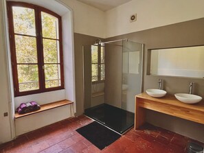 Een douche, een haardroger, handdoeken, zeep