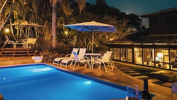 Piscina externa, guarda-sóis, espreguiçadeiras