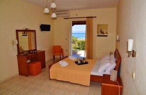 In-room safe, desk, laptop workspace, blackout curtains - Manto Studios (Zaritsi,Agios Xristoforos)