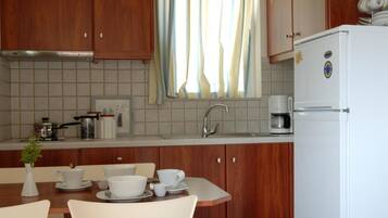 Full-sized fridge, stovetop, cookware/dishes/utensils