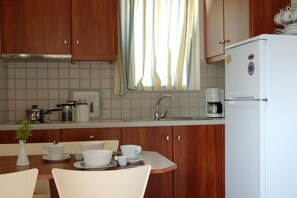 Full-sized fridge, stovetop, cookware/dishes/utensils - Manto Studios (Zaritsi,Agios Xristoforos)