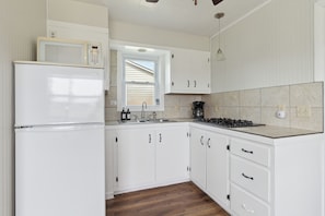 Réfrigérateur, micro-ondes, cafetière/bouilloire