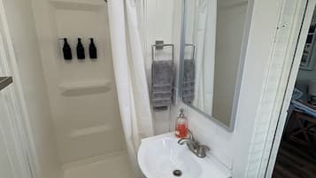 Secador de cabelo, toalhas de banho