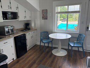 Refrigerador, microondas, cafetera y tetera y utensilios de cocina 