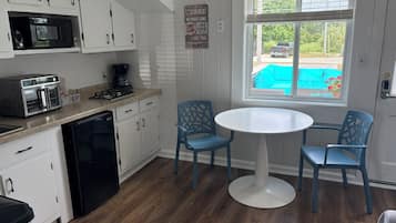 Réfrigérateur, micro-ondes, cafetiÚre/bouilloire