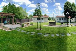 Outdoor dining - Cabin 9 / Pleasant Valley Resort / Hot Tub / Sauna / BBQ (Arcadia)