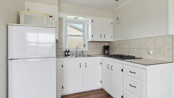 Refrigerador, microondas, cafetera y tetera y utensilios de cocina