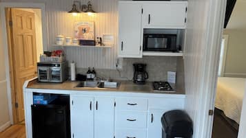 雪櫃、微波爐、咖啡機/沖茶器、廚房用具/餐具/器皿