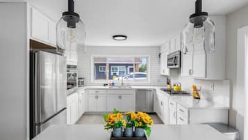 Réfrigérateur, micro-ondes, cafetiÚre/bouilloire