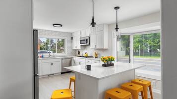 Réfrigérateur, micro-ondes, cafetiÚre/bouilloire