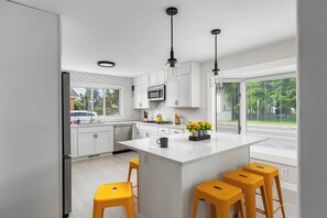 Geladeira, micro-ondas, cafeteira/chaleira