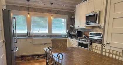 Large 1 Bedroom Barndominium Loft /Arcadia Resort / HOT TUB / SAUNA