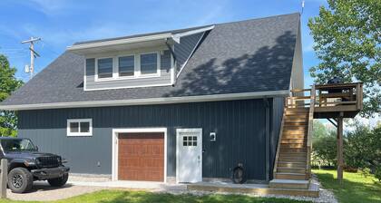 Large 1 Bedroom Barndominium Loft /Arcadia Resort / HOT TUB / SAUNA