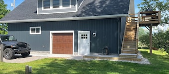 Large 1 Bedroom Barndominium Loft /Arcadia Resort / HOT TUB / SAUNA