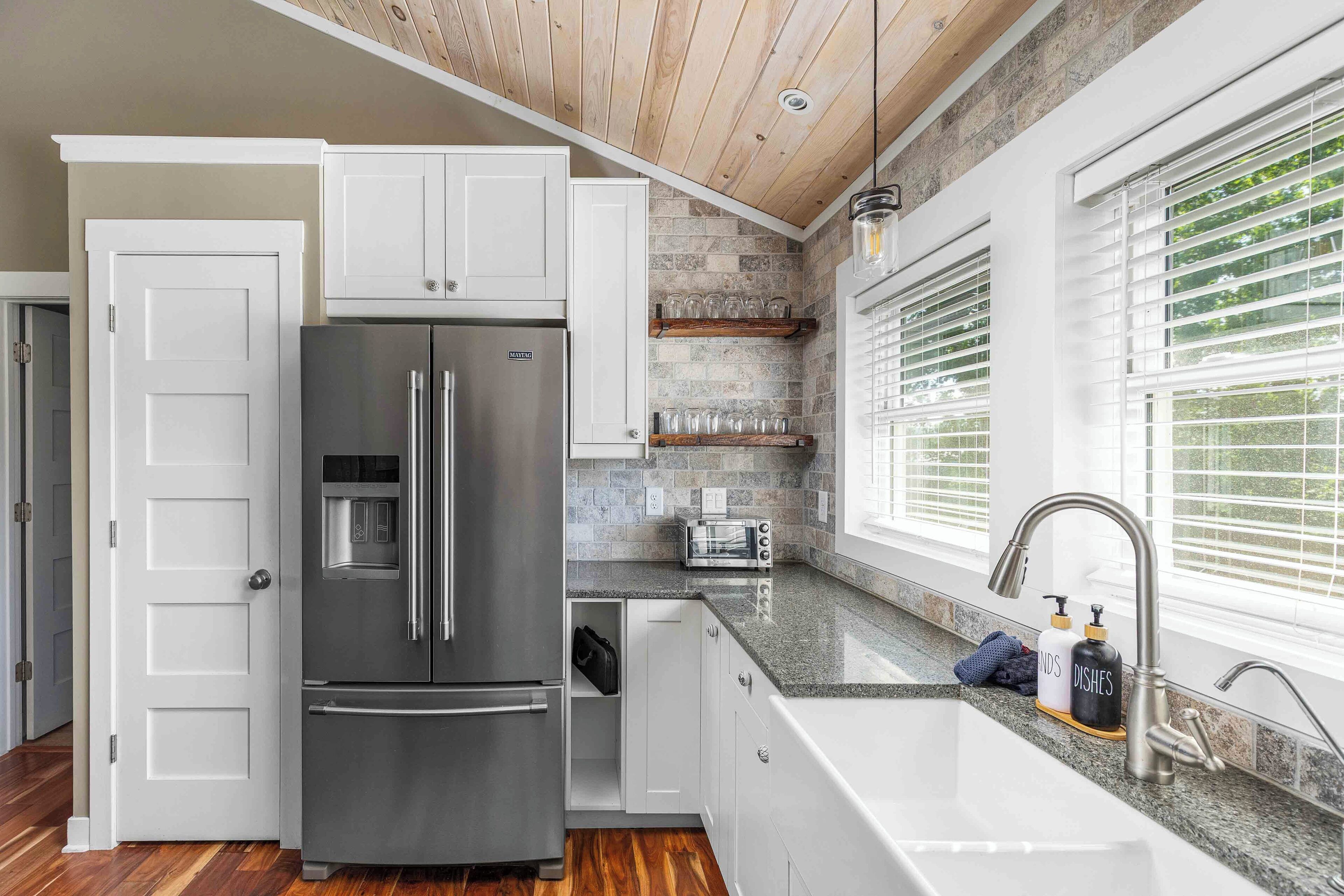 Jääkaappi, mikroaaltouuni, kahvin-/teenkeitin