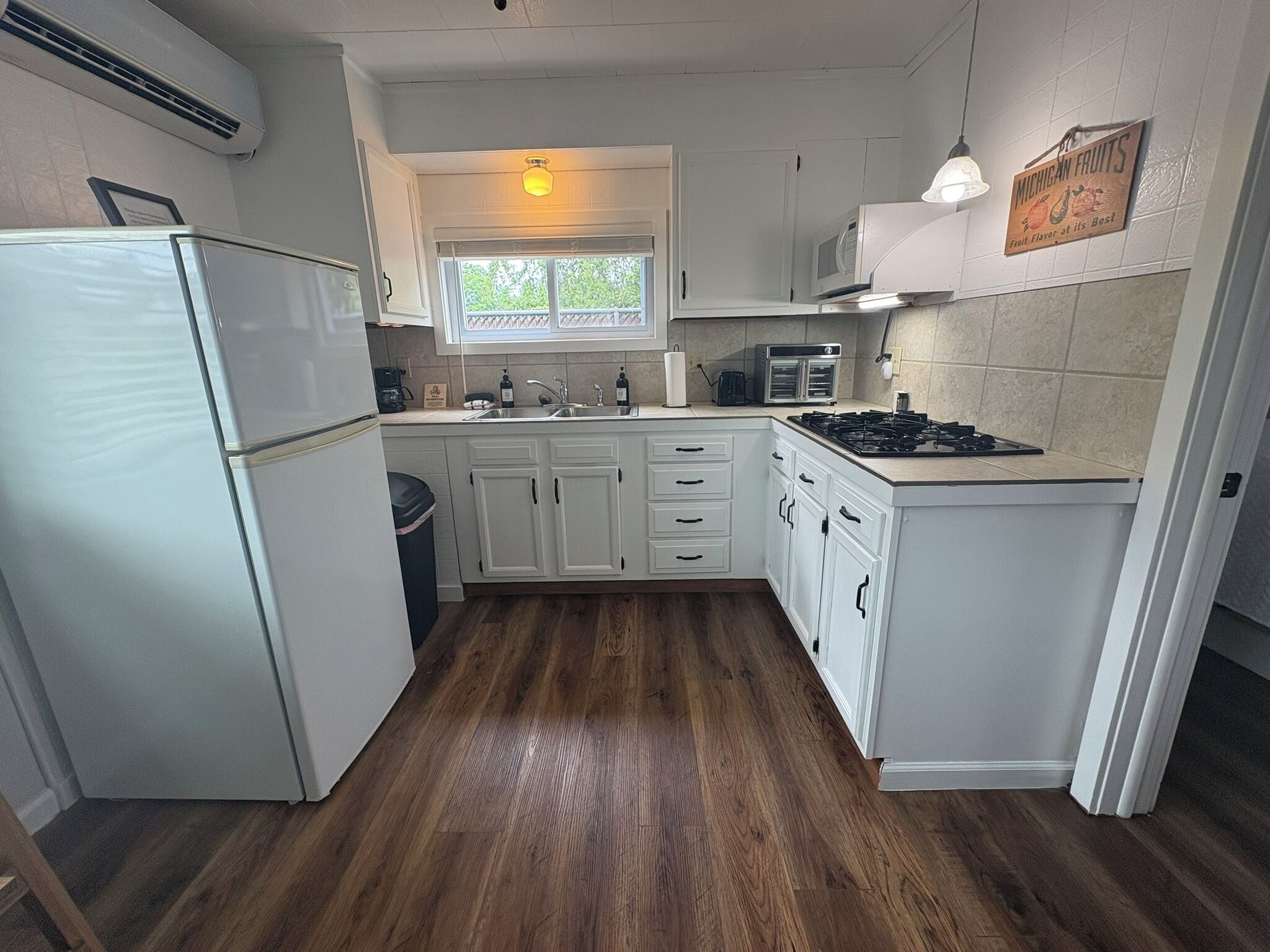 Refrigerador, microondas, cafetera y tetera y utensilios de cocina 