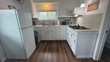 雪櫃、微波爐、咖啡機/沖茶器、廚房用具/餐具/器皿