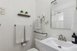 Een haardroger, een bidet, handdoeken