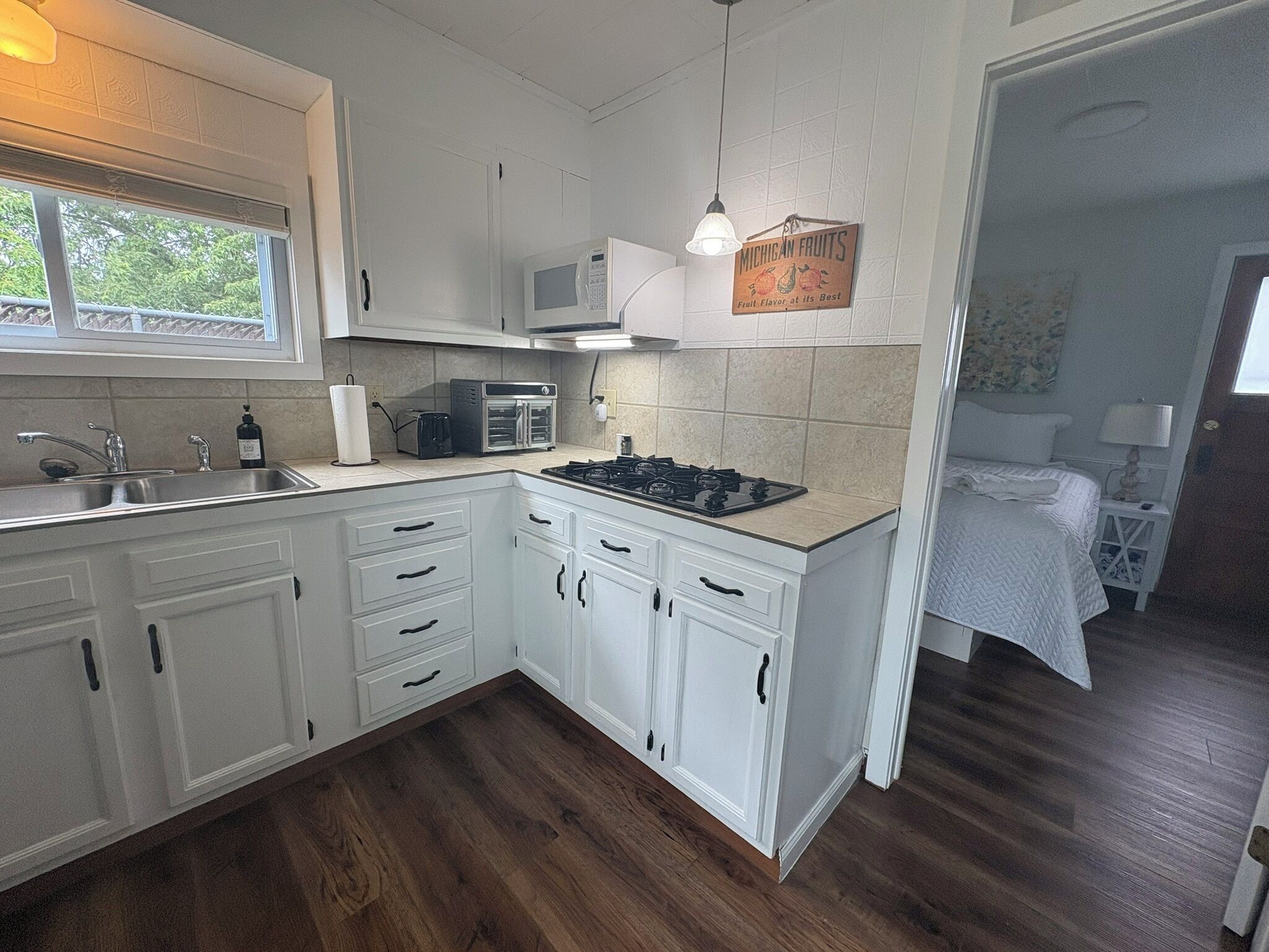 Jääkaappi, mikroaaltouuni, kahvin-/teenkeitin