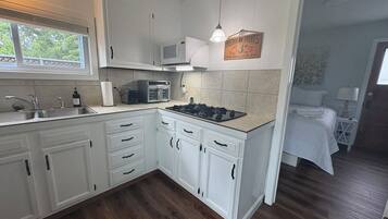 Refrigerador, microondas, cafetera y tetera y utensilios de cocina