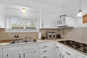 Refrigerador, microondas, cafetera y tetera y utensilios de cocina 