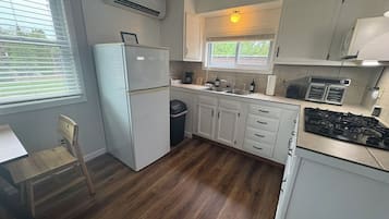 Réfrigérateur, micro-ondes, cafetiÚre/bouilloire