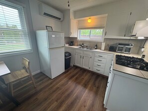 Een koelkast, een microgolfoven, een koffiezetapparaat/waterkoker