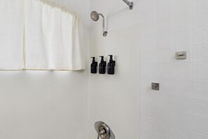 Een haardroger, handdoeken