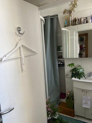 Dusche, Haartrockner, Handtücher, Seife