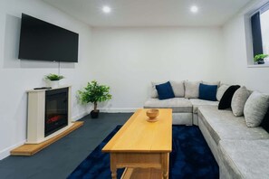 TV, offices - Large 7 Bed House - Close to Warwick (Warwick)